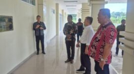 Ket foto : Wakil Kepala Kejati NTT, Ikhwan Nul Hakim, yang turun langsung ke lokasi bersama jajaran termasuk Plt. Kajari Belu Yohanes Kardinto, didampingi Wakil Bupati Malaka Henri Melki Simu saat meninjau Rumah Sakit Pratama Wewiku, Kamis 19 Juni 2025/dok pribadi/Dul/Timornesia 
