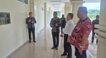 Ket foto : Wakil Kepala Kejati NTT, Ikhwan Nul Hakim, yang turun langsung ke lokasi bersama jajaran termasuk Plt. Kajari Belu Yohanes Kardinto, didampingi Wakil Bupati Malaka Henri Melki Simu saat meninjau Rumah Sakit Pratama Wewiku, Kamis 19 Juni 2025/dok pribadi/Dul/Timornesia 