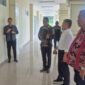 Ket foto : Wakil Kepala Kejati NTT, Ikhwan Nul Hakim, yang turun langsung ke lokasi bersama jajaran termasuk Plt. Kajari Belu Yohanes Kardinto, didampingi Wakil Bupati Malaka Henri Melki Simu saat meninjau Rumah Sakit Pratama Wewiku, Kamis 19 Juni 2025/dok pribadi/Dul/Timornesia 