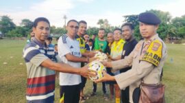 Ket foto : Pemerintah Desa Umatoos menyerahkan perlengkapan latihan bagi SSB Porfita Umatoos/dok pribadi/Timornesia 
