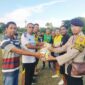 Ket foto : Pemerintah Desa Umatoos menyerahkan perlengkapan latihan bagi SSB Porfita Umatoos/dok pribadi/Timornesia 