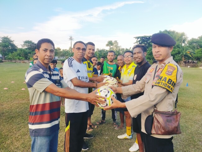 Ket foto : Pemerintah Desa Umatoos menyerahkan perlengkapan latihan bagi SSB Porfita Umatoos/dok pribadi/Timornesia 