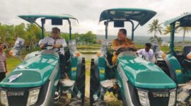 Ket foto : Bupati dan Wakil Bupati Malaka dr. Stefanus Bria Seran dan Henri Melki Simu saat meninjau traktor di Dinas Pertanian, Selasa 10/6/2025/dok Istimewa/Timornesia 
