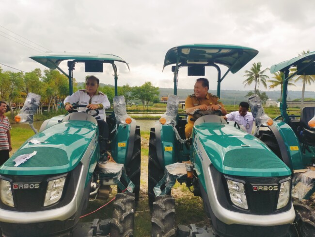 Ket foto : Bupati dan Wakil Bupati Malaka dr. Stefanus Bria Seran dan Henri Melki Simu saat meninjau traktor di Dinas Pertanian, Selasa 10/6/2025/dok Istimewa/Timornesia 