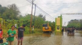 Ket foto : Inisiatif dari PJ Kades Maktihan dan Kades Besikama menurunkan excavator untuk membersihkan saluran di ruas jalan utama Besikama-Betun/dok pribadi/GB/Timornesia 