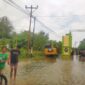 Ket foto : Inisiatif dari PJ Kades Maktihan dan Kades Besikama menurunkan excavator untuk membersihkan saluran di ruas jalan utama Besikama-Betun/dok pribadi/GB/Timornesia 
