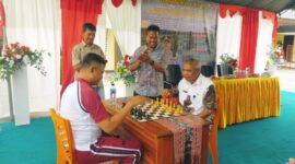Ket foto : Pertandingan pembuka antara Kapolres Malaka dan Sekda Malaka tanda dimulainya turnamen Catur Kapolres Cup I/dok pribadi/Gonza/Timornesia 