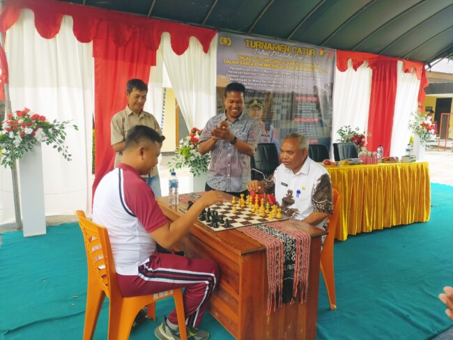 Ket foto : Pertandingan pembuka antara Kapolres Malaka dan Sekda Malaka tanda dimulainya turnamen Catur Kapolres Cup I/dok pribadi/Gonza/Timornesia 