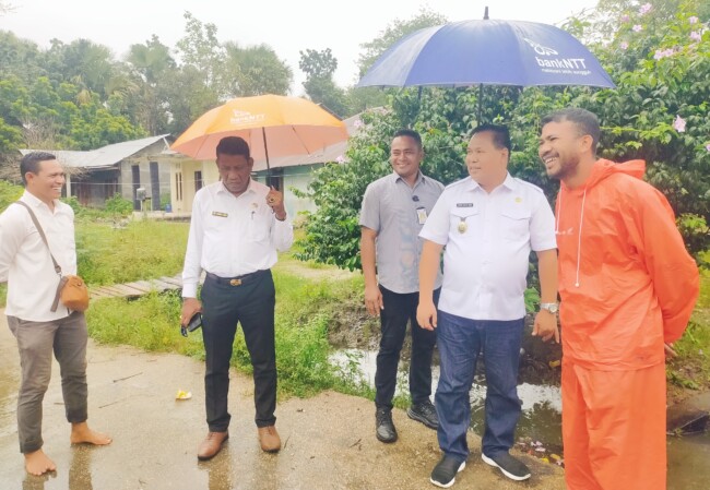 Ket foto : Kunjungan Wakil Bupati Malaka didampingi PLH Kepala Dinas PUPR Kabupaten Malaka di Aintasi, Rabu 11 Juni 2025/dok Istimewa/Timornesia 