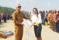 Ket foto : Penyerahan SK CPNS 80 persen oleh Bupati Malaka kepada 477 CPNS di Pantai Cemara Abudenok/dok pribadi/GB/Timornesia 