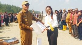 Ket foto : Penyerahan SK CPNS 80 persen oleh Bupati Malaka kepada 477 CPNS di Pantai Cemara Abudenok/dok pribadi/GB/Timornesia 