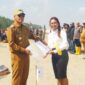 Ket foto : Penyerahan SK CPNS 80 persen oleh Bupati Malaka kepada 477 CPNS di Pantai Cemara Abudenok/dok pribadi/GB/Timornesia 