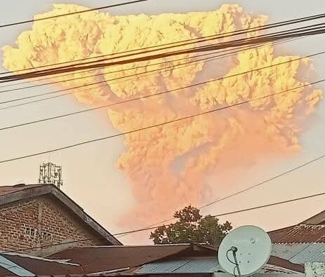 Ket foto : Erupsi gunung Lewotobi Laki-laki/dok FB/Mof/Timornesia 