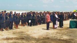 Ket foto : Pelantikan Kepala Sekolah Dasar di Pantai Taberek, Desa Lamea, Kecamatan Wewiku, Jumat 20 Juni 2025/dok pribadi/Gonza/Timornesia 