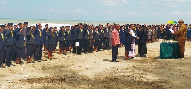 Ket foto : Pelantikan Kepala Sekolah Dasar di Pantai Taberek, Desa Lamea, Kecamatan Wewiku, Jumat 20 Juni 2025/dok pribadi/Gonza/Timornesia 