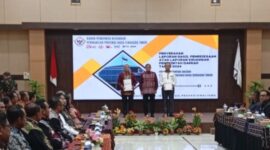 Ket foto : Bupati Malaka Stefanus Bria Seran didampingi Ketua DPRD Kabupaten Malaka Adrianus Bria Seran menerima opini WTP dari BPK RI/dok FK/Timornesia 