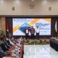 Ket foto : Bupati Malaka Stefanus Bria Seran didampingi Ketua DPRD Kabupaten Malaka Adrianus Bria Seran menerima opini WTP dari BPK RI/dok FK/Timornesia 