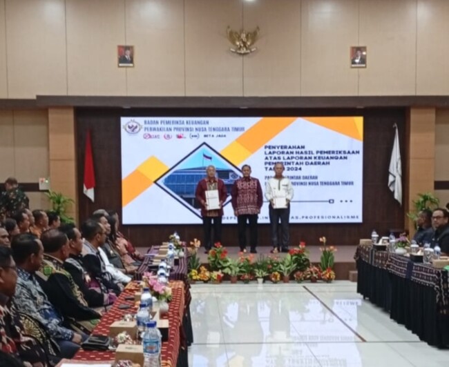Ket foto : Bupati Malaka Stefanus Bria Seran didampingi Ketua DPRD Kabupaten Malaka Adrianus Bria Seran menerima opini WTP dari BPK RI/dok FK/Timornesia 