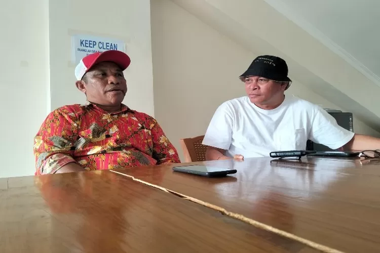 Ket foto : Sekretaris PSSI NTT Abdul Muis dan Wasek Piter Fomeni. (Jose)/dok NTTHits/Timornesia 