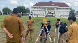 Ket foto : proses pengukuran menggunakan alat theodolit oleh tim teknik yang dipimpin langsung oleh Yan Tae Seran/dok pribadi/Timornesia 