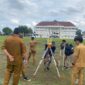 Ket foto : proses pengukuran menggunakan alat theodolit oleh tim teknik yang dipimpin langsung oleh Yan Tae Seran/dok pribadi/Timornesia 