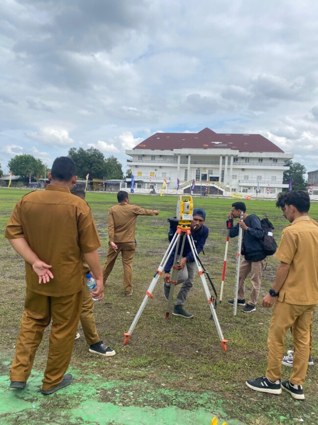 Ket foto : proses pengukuran menggunakan alat theodolit oleh tim teknik yang dipimpin langsung oleh Yan Tae Seran/dok pribadi/Timornesia 