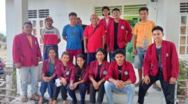 Mahasiswa KKN Stih Cendana Wangi saat melaksanakan kegiatan kerja bakti di kantor Desa Tunbes, Jumat 4 Juli 2025/dok Erik Suni/Timornesia 