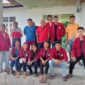 Mahasiswa KKN Stih Cendana Wangi saat melaksanakan kegiatan kerja bakti di kantor Desa Tunbes, Jumat 4 Juli 2025/dok Erik Suni/Timornesia 