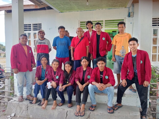 Mahasiswa KKN Stih Cendana Wangi saat melaksanakan kegiatan kerja bakti di kantor Desa Tunbes, Jumat 4 Juli 2025/dok Erik Suni/Timornesia 