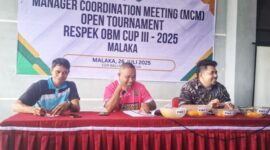 Ket foto : Presiden Respek Robertus Belarminus Klau dan Owner OBM Dion Bria Seran didampingi perwakilan wasit dari Askab PSSI Malaka Maksi Klau saat MCM di aula CDR Betun, Sabtu 26 Juli 2025/dok Istimewa/Tx/Timornesia 