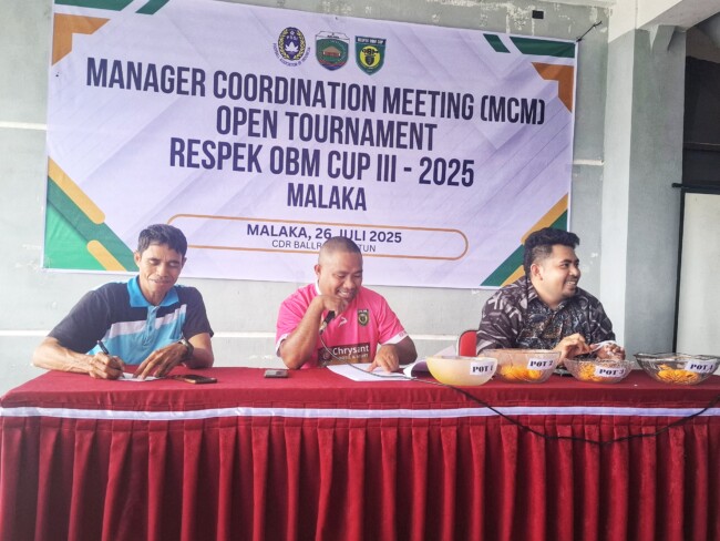 Ket foto : Presiden Respek Robertus Belarminus Klau dan Owner OBM Dion Bria Seran didampingi perwakilan wasit dari Askab PSSI Malaka Maksi Klau saat MCM di aula CDR Betun, Sabtu 26 Juli 2025/dok Istimewa/Tx/Timornesia 