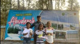 Ket foto : Kepala Dinas Pariwisata Kabupaten Malaka Aloysius Werang pose bersama peserta lomba di Pantai Cemara Abudenok/dok tangkapan layar/Dinas Pariwisata Kabupaten Malaka/Timornesia 