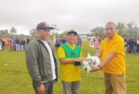 Wakil Ketua Komisi V DPRD Provinsi NTT Agustinus Nahak memberikan bola dan net kepada Panitia Pelaksana Turnamen Rinhat Cup I sebagai bentuk dukungan atas terselenggaranya Turnamen Rinhat Cup I tahun 2025/dok pribadi/Timornesia