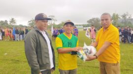 Wakil Ketua Komisi V DPRD Provinsi NTT Agustinus Nahak memberikan bola dan net kepada Panitia Pelaksana Turnamen Rinhat Cup I sebagai bentuk dukungan atas terselenggaranya Turnamen Rinhat Cup I tahun 2025/dok pribadi/Timornesia 