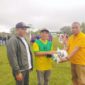 Wakil Ketua Komisi V DPRD Provinsi NTT Agustinus Nahak memberikan bola dan net kepada Panitia Pelaksana Turnamen Rinhat Cup I sebagai bentuk dukungan atas terselenggaranya Turnamen Rinhat Cup I tahun 2025/dok pribadi/Timornesia 