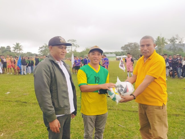 Wakil Ketua Komisi V DPRD Provinsi NTT Agustinus Nahak memberikan bola dan net kepada Panitia Pelaksana Turnamen Rinhat Cup I sebagai bentuk dukungan atas terselenggaranya Turnamen Rinhat Cup I tahun 2025/dok pribadi/Timornesia 