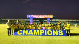 Ketua PSSI Kabupaten Malaka yang juga Ketua DPRD Kabupaten Malaka Adrianus Bria Seran, foto bersama pemain PS Malaka U15/dok pribadi/Timornesia 