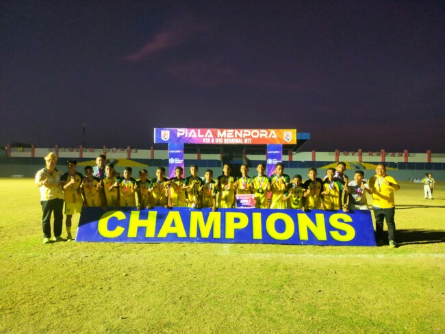 Ketua PSSI Kabupaten Malaka yang juga Ketua DPRD Kabupaten Malaka Adrianus Bria Seran, foto bersama pemain PS Malaka U15/dok pribadi/Timornesia 