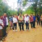 Wakil Bupati Malaka Henri Melki Simu atau HMS didampingi Anggota DPRD Kabupaten Malaka, Sekda Ferdinand Un Muti memantau pekerjaan jalan berlobang di Kecamatan Sasitamean, Kamis 31 Juli 2025/dok pribadi/Timornesia 