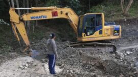 Elisabeth Bessie Kepala Desa Barene sedang memantau perbaikan jalan longsor, Senin 5/8/2025/dok pribadi/EB/Timornesia 