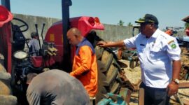 PLH Kepala Dinas Pertanian dan Ketahanan Pangan Kabupaten Malaka Lorens Bere memantau proses perbaikan traktor di halaman Kantor Dinas Pertanian dan Ketahanan Pangan, Rabu 3/9/2025/dok pribadi/Timornesia 