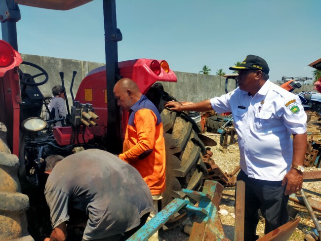 PLH Kepala Dinas Pertanian dan Ketahanan Pangan Kabupaten Malaka Lorens Bere memantau proses perbaikan traktor di halaman Kantor Dinas Pertanian dan Ketahanan Pangan, Rabu 3/9/2025/dok pribadi/Timornesia 
