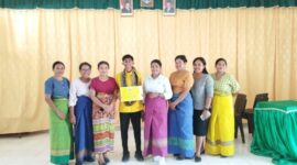 Pemain PS Malaka U15 Alexander Evan Dawe pose bersama Kepala Sekolah dan para guru SMP Fajar Timur Haitimuk/dok pribadi/Timornesia 