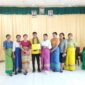 Pemain PS Malaka U15 Alexander Evan Dawe pose bersama Kepala Sekolah dan para guru SMP Fajar Timur Haitimuk/dok pribadi/Timornesia 