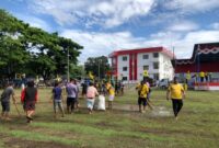 Petugas kebersihan dari Dinas Lingkungan Hidup Kabupaten Malaka membersihkan lapangan umum Betun, Sabtu pagi 18 Oktober 2025/dok pribadi/YT/Timornesia 