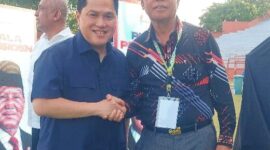 Bupati Malaka dr. Stefanus Bria Seran, MPH atau SBS pose bersama Mentri Pemuda dan Olahraga (Menpora) Republik Indonesia Erik Tohir saat final piala Presiden Seri Nasional di Stadion Gelora 10 November Surabaya/dok Istimewa/Timornesia 