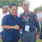Bupati Malaka dr. Stefanus Bria Seran, MPH atau SBS pose bersama Mentri Pemuda dan Olahraga (Menpora) Republik Indonesia Erik Tohir saat final piala Presiden Seri Nasional di Stadion Gelora 10 November Surabaya/dok Istimewa/Timornesia 