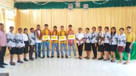 Para pemain PS Malaka U15 pose bersama para guru SMAS Fajar Timur Haitimuk usai penyambutan di sekolah/dok pribadi/Timornesia 