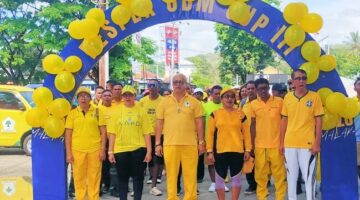 Kegiatan jalan sehat yang dilaksanakan DPD II Partai Golkar Kabupaten Malaka dalam rangka menyambut HUT Partai Golkar ke-61, tampak pengurus DPD II dan Anggota DPRD dari Partai Golkar, dari kiri : Maria Fransiska Bria (Anggota DPRD), Yustin Neni Nurhayati (IIPG), Adrianus Bria Seran (Ketua DPD II Partai Golkar Kabupaten Malaka), Maria Fatima Seuk Kain (Ketua Panitia Pelaksana/Bendahara Partai Golkar Kabupaten Malaka), Herman Seran Bria (Sekertaris DPD II Partai Golkar Kabupaten Malaka), dan Marius Boko (Anggota DPRD Kabupaten Malaka)/dok pribadi/Timornesia 