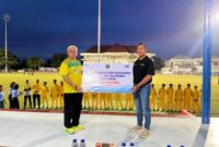 Pimpinan Cabang Bank NTT Betun Yory Blegur menyerahkan penghargaan kepada tim PS Malaka U15 atas prestasi gemilang di Piala Presiden tahun 2025 yang diterima secara simbolis oleh Ketua PSSI Kabupaten Malaka Adrianus Bria Seran, Sabtu 18 Oktober 2025/dok pribadi/Timornesia 